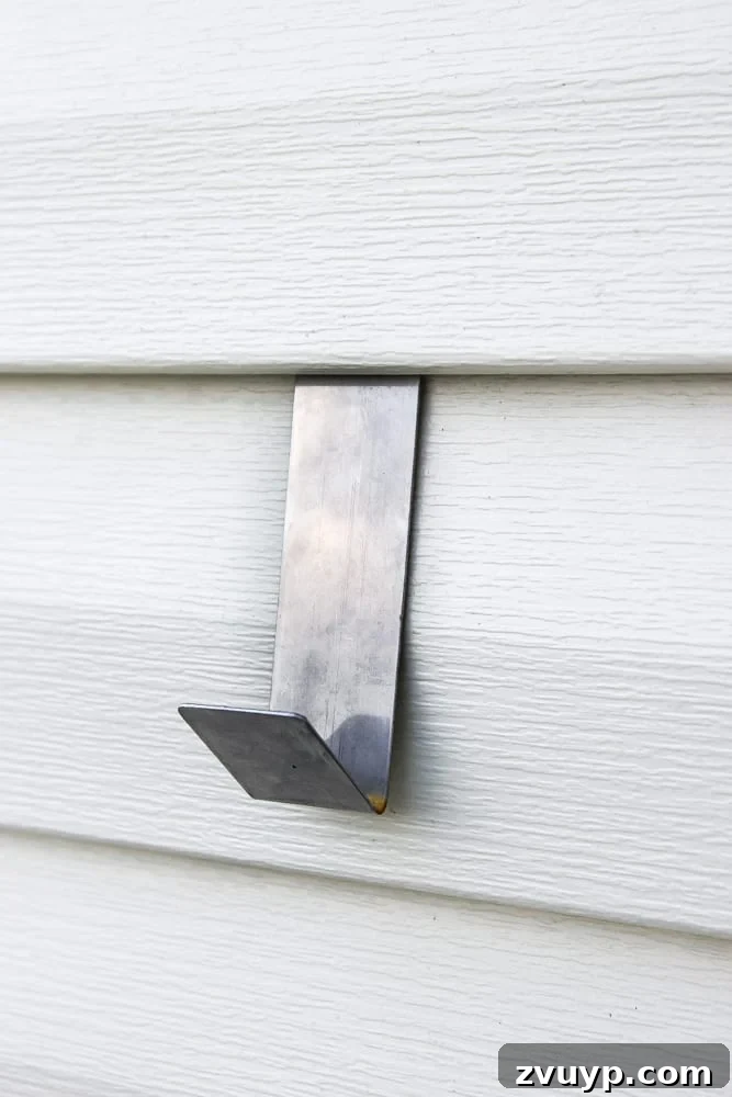 Mastering Siding Decor 3 How to Hang Decor on Siding With No Damage | blesserhouse.com - Good tip for making outdoor siding look not so naked!