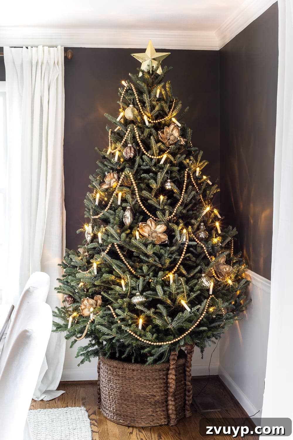 Craft Your Perfect Tree: A Step-by-Step Real Christmas Tree Decorating Guide 5 minimalist real Christmas tree decor