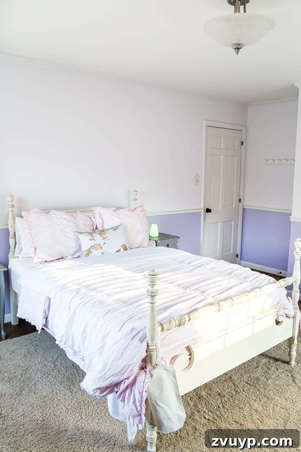 A thrifted table lamp gets a French Baroque designer inspired makeover using Annie Sloan Chalk Paint in Paris Grey, Pure White, clear wax, and dark wax. #thriftdecor #thrifted #thrifting #thriftmakeover #lamp #bedroom #girlbedroom #littlegirlbedroom #frenchdecor #femininedecor #designerknockoff #designerdecor 