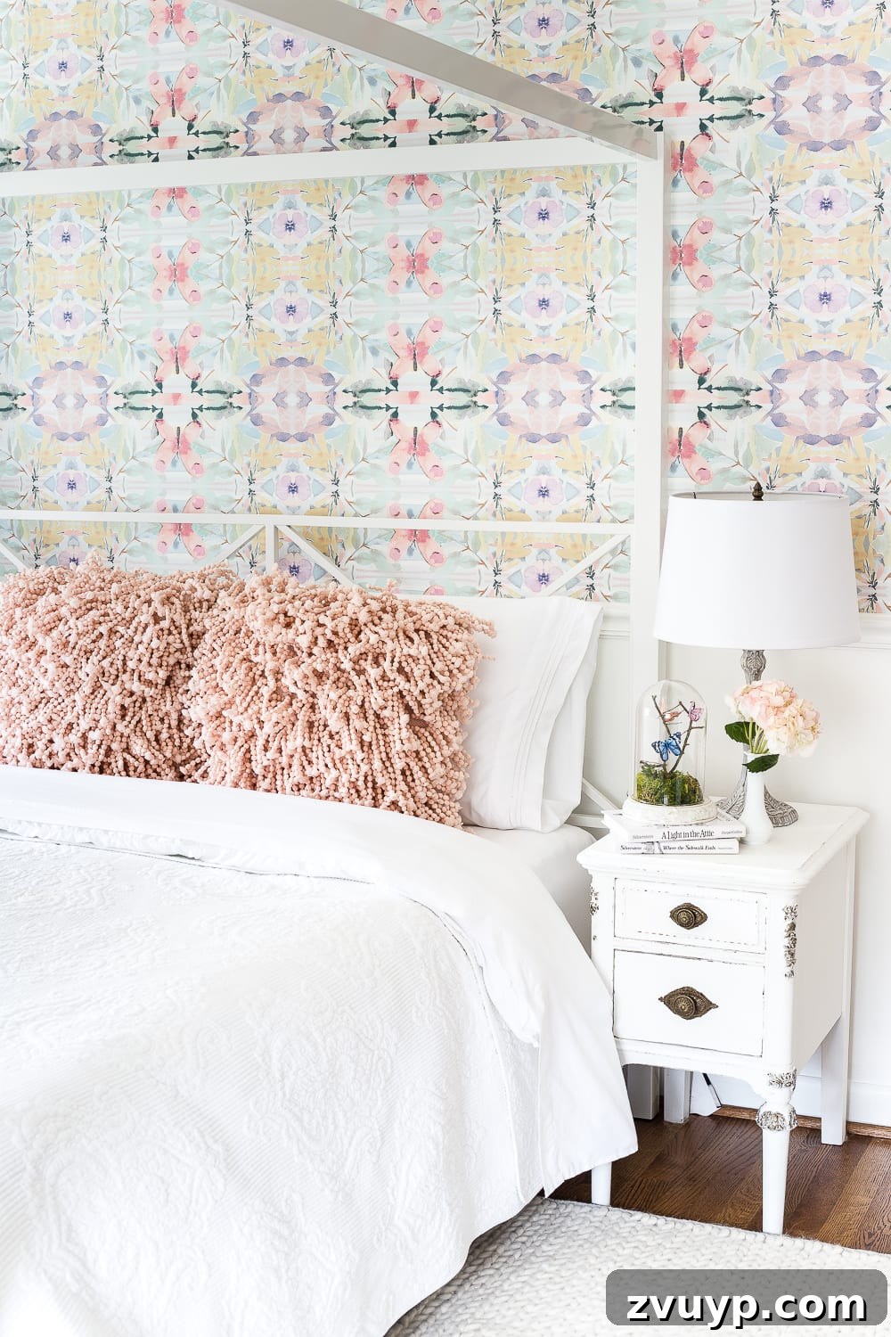 A thrifted table lamp gets a French Baroque designer inspired makeover using Annie Sloan Chalk Paint in Paris Grey, Pure White, clear wax, and dark wax. #thriftdecor #thrifted #thrifting #thriftmakeover #lamp #bedroom #girlbedroom #littlegirlbedroom #frenchdecor #femininedecor #designerknockoff #designerdecor 