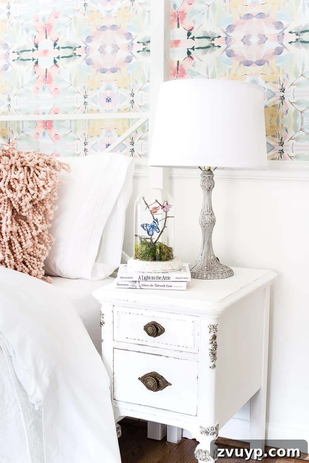 A thrifted table lamp gets a French Baroque designer inspired makeover using Annie Sloan Chalk Paint in Paris Grey, Pure White, clear wax, and dark wax. #thriftdecor #thrifted #thrifting #thriftmakeover #lamp #bedroom #girlbedroom #littlegirlbedroom #frenchdecor #femininedecor #designerknockoff #designerdecor 