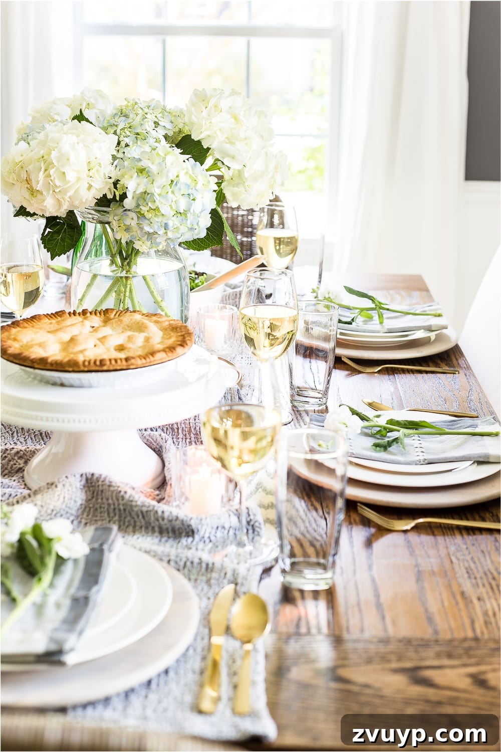 Inspiring Summer Homes 2018 11 Charming dining room detail with fresh flowers, vintage plates, and a welcoming atmosphere, perfect for a summer holiday meal. #diningroomflowers #vintageplates #summerdining #hometourideas #classicdecor #tablesetting