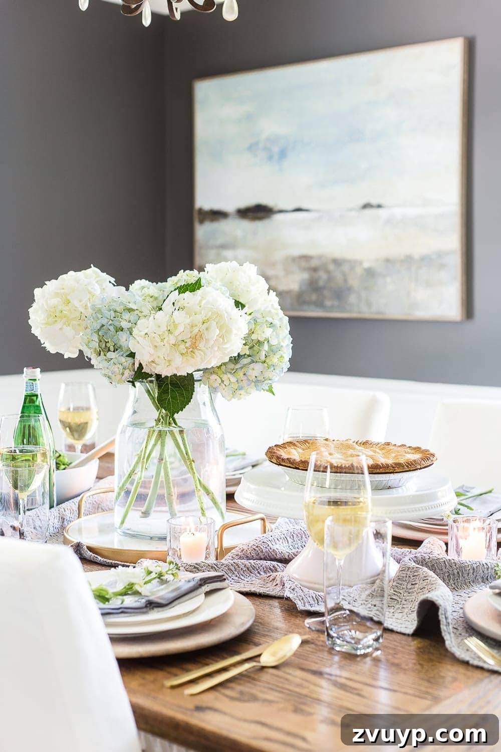 Inspiring Summer Homes 2018 9 Close-up of a rustic yet elegant Mother's Day tablescape, featuring a delicious apple pie, fresh flowers, and vintage-inspired dinnerware for a summer gathering. #mothersdaybrunch #summertablescape #appliepie #diningroomdetails #classicstyle #homedecor