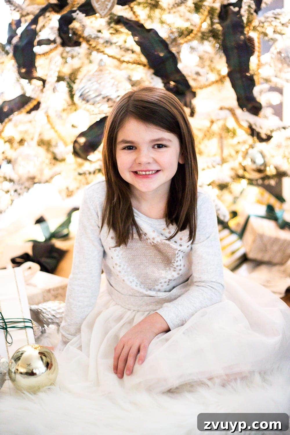 Cozy Christmas Captures: Easy DIY Family Photos at Home 9 Guide on how to take your own beautiful Christmas family photos in front of your tree, focusing on natural and engaging poses