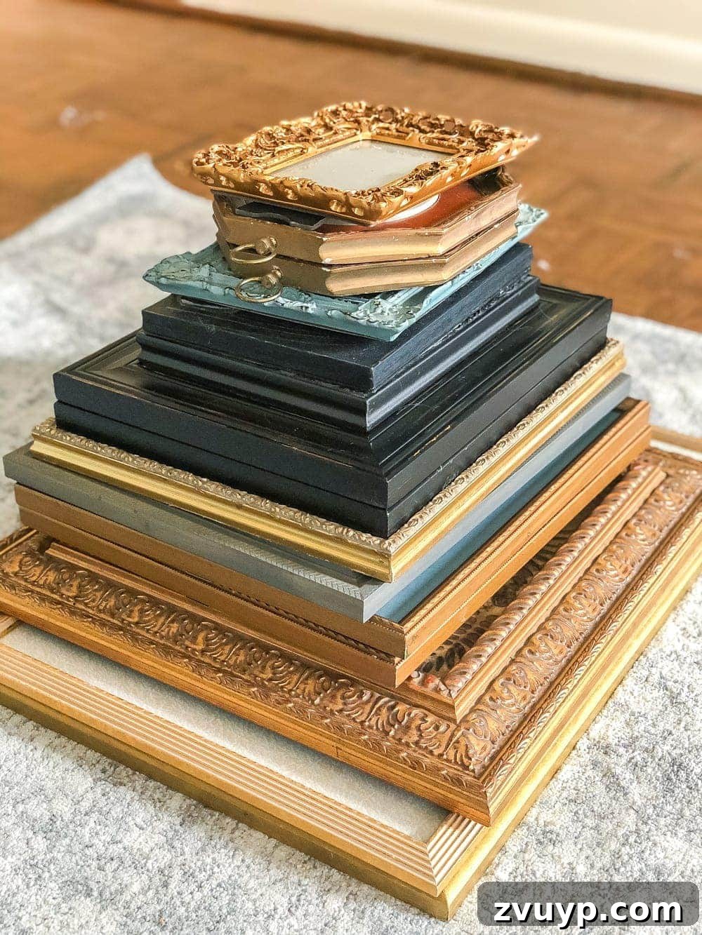 Coastal Charm Printable Art Gallery 7 Refurbishing thrifted frames with silver spray paint and Rub n' Buff for a coastal gallery wall. #DIYframes #thriftedfinds #coastaldecor #gallerywall