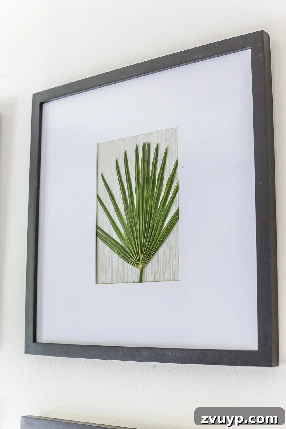 Crafting Beautiful Pressed Blooms 8 DIY Pressed Flower Art | How to press flowers and leaves from your own backyard to frame as inexpensive, vintage-inspired wall decor.
