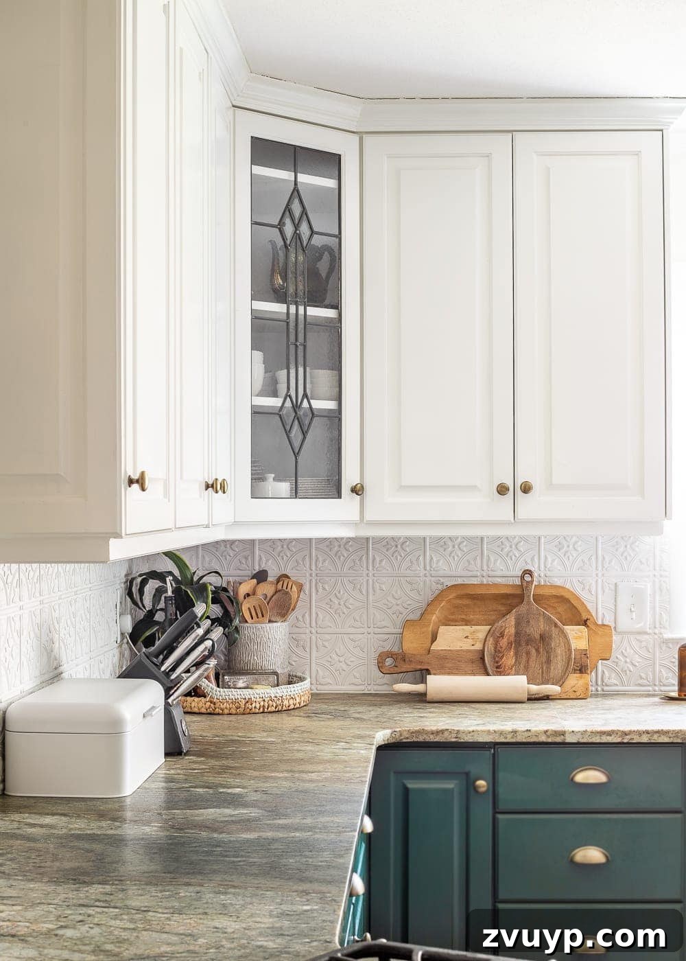 Stylish Kitchen Counters Made Simple 14 Kitchen countertop decor featuring cutting boards, bread box, knife block, and a tray