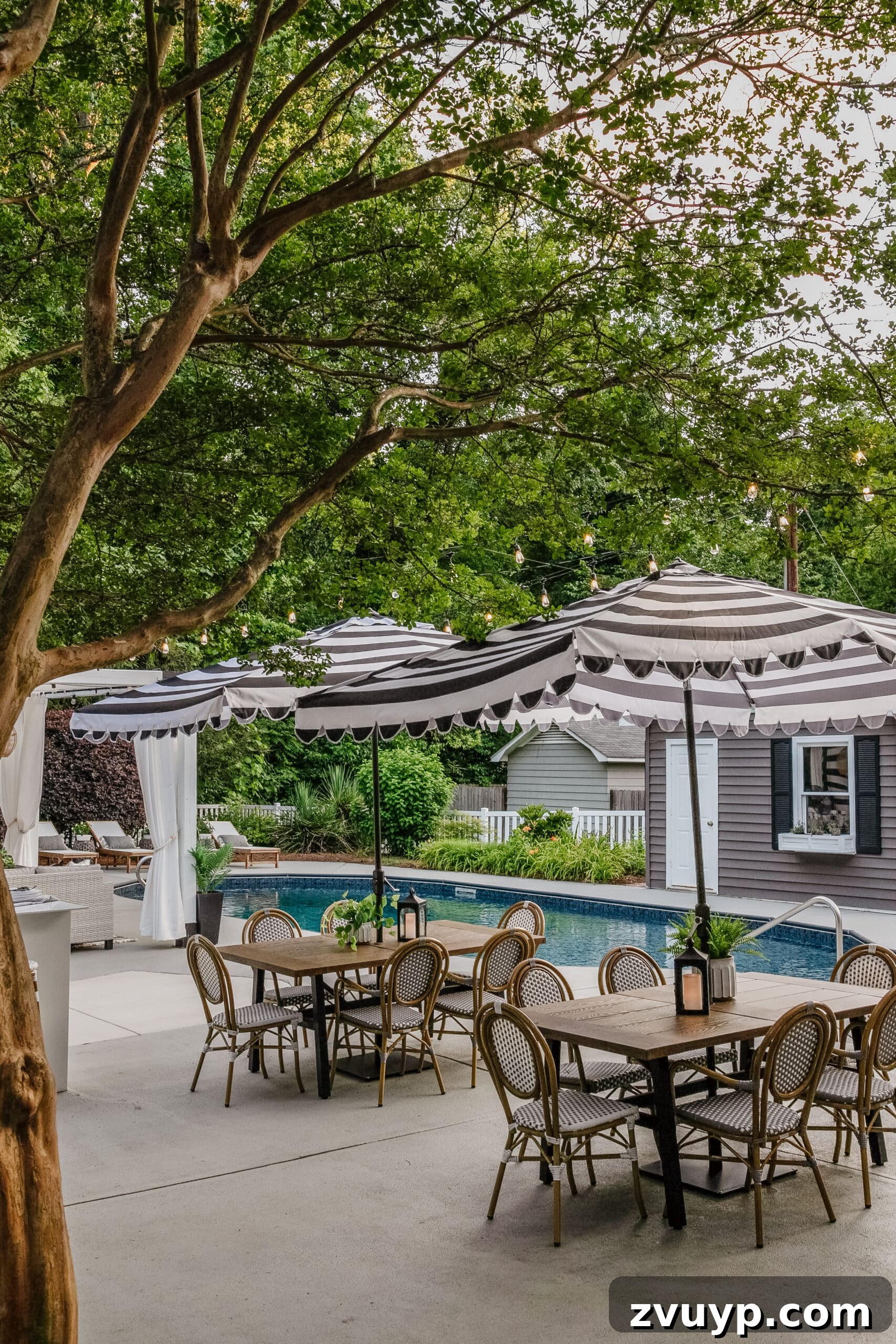 Eski Havuz ve Terasınız Yenilensin: Kendin Yap Dayanıklı Beton Boyası 10 backyard pool with painted concrete deck patio tables pool shed and backyard cabana