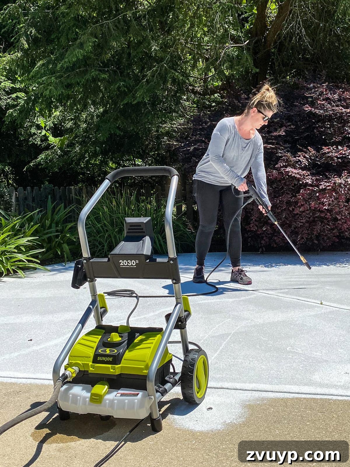 Eski Havuz ve Terasınız Yenilensin: Kendin Yap Dayanıklı Beton Boyası 14 power washing concrete before painting around a pool