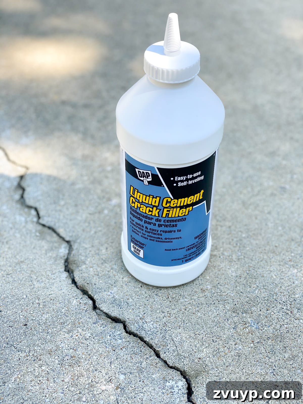 Eski Havuz ve Terasınız Yenilensin: Kendin Yap Dayanıklı Beton Boyası 15 liquid cement crack filler to prep a concrete pool deck for paint