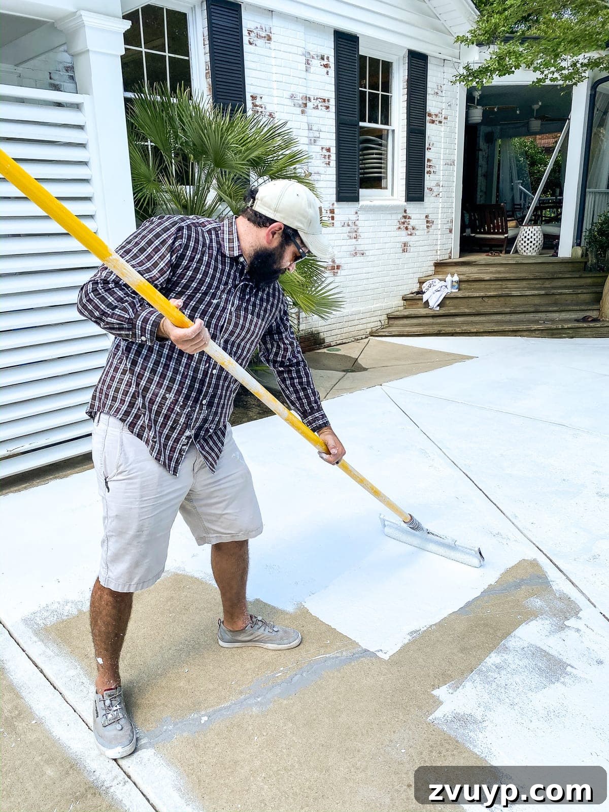 Eski Havuz ve Terasınız Yenilensin: Kendin Yap Dayanıklı Beton Boyası 18 rolling on exterior primer before painting a concrete patio and pool deck