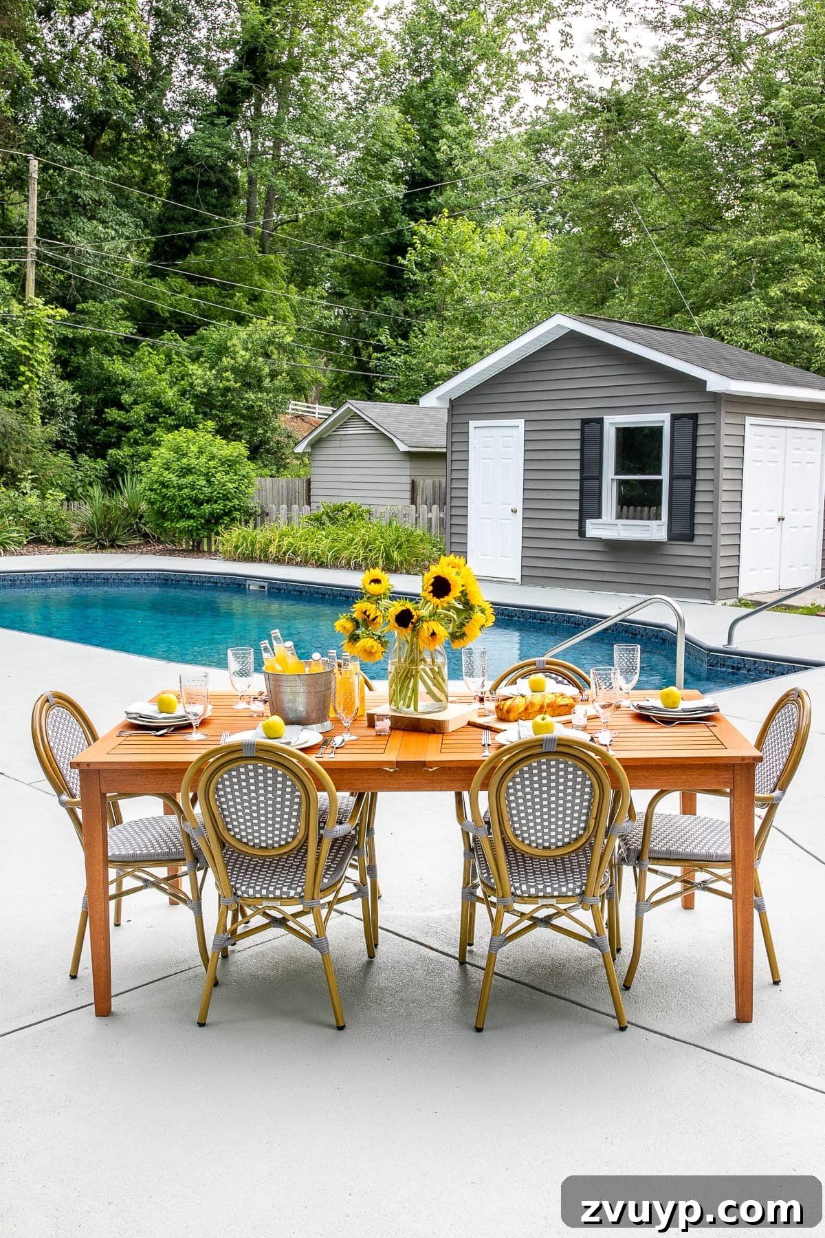 Eski Havuz ve Terasınız Yenilensin: Kendin Yap Dayanıklı Beton Boyası 3 concrete pool deck with patio dining table and chairs