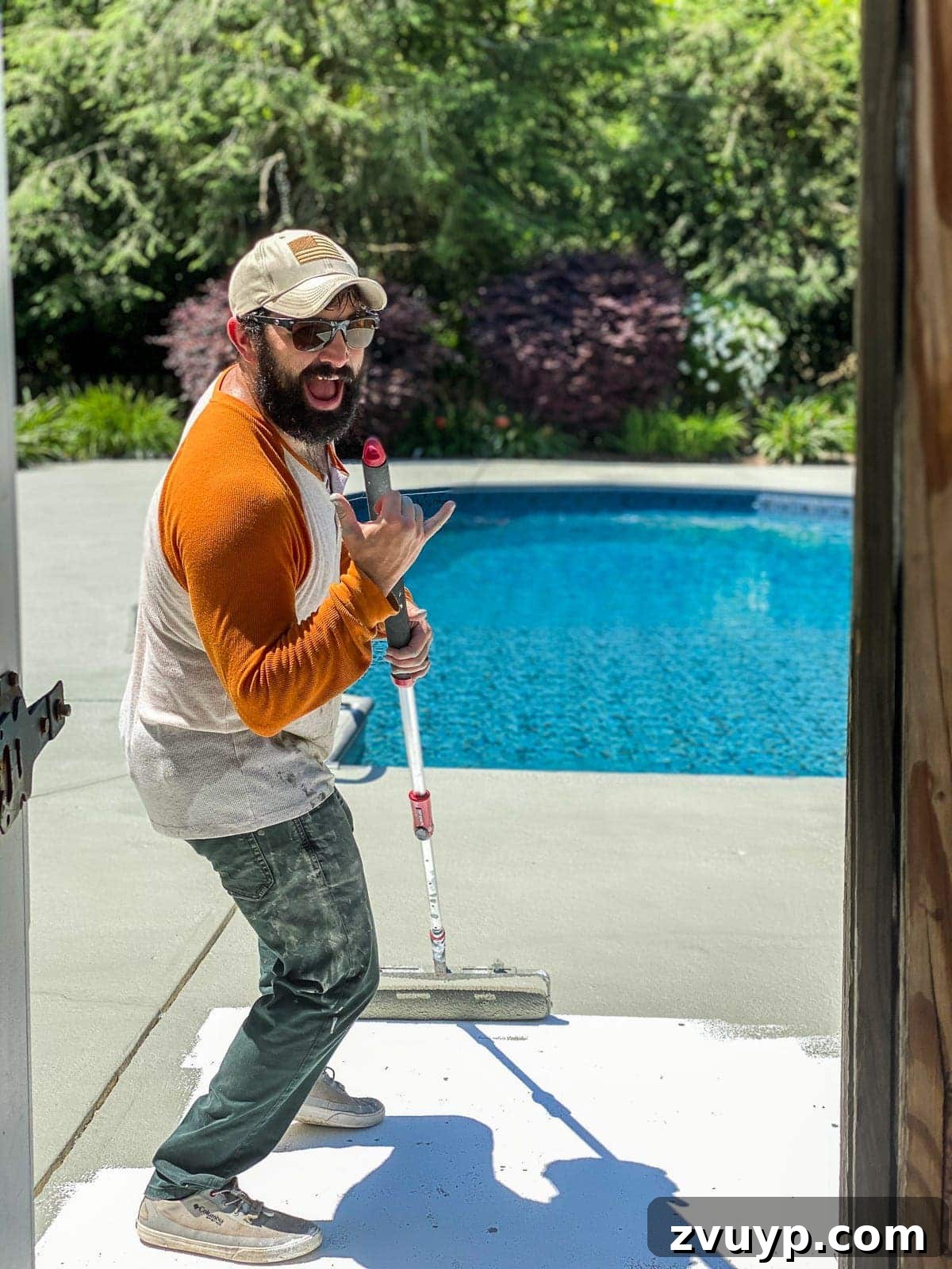 Eski Havuz ve Terasınız Yenilensin: Kendin Yap Dayanıklı Beton Boyası 21 applying concrete paint around a pool deck