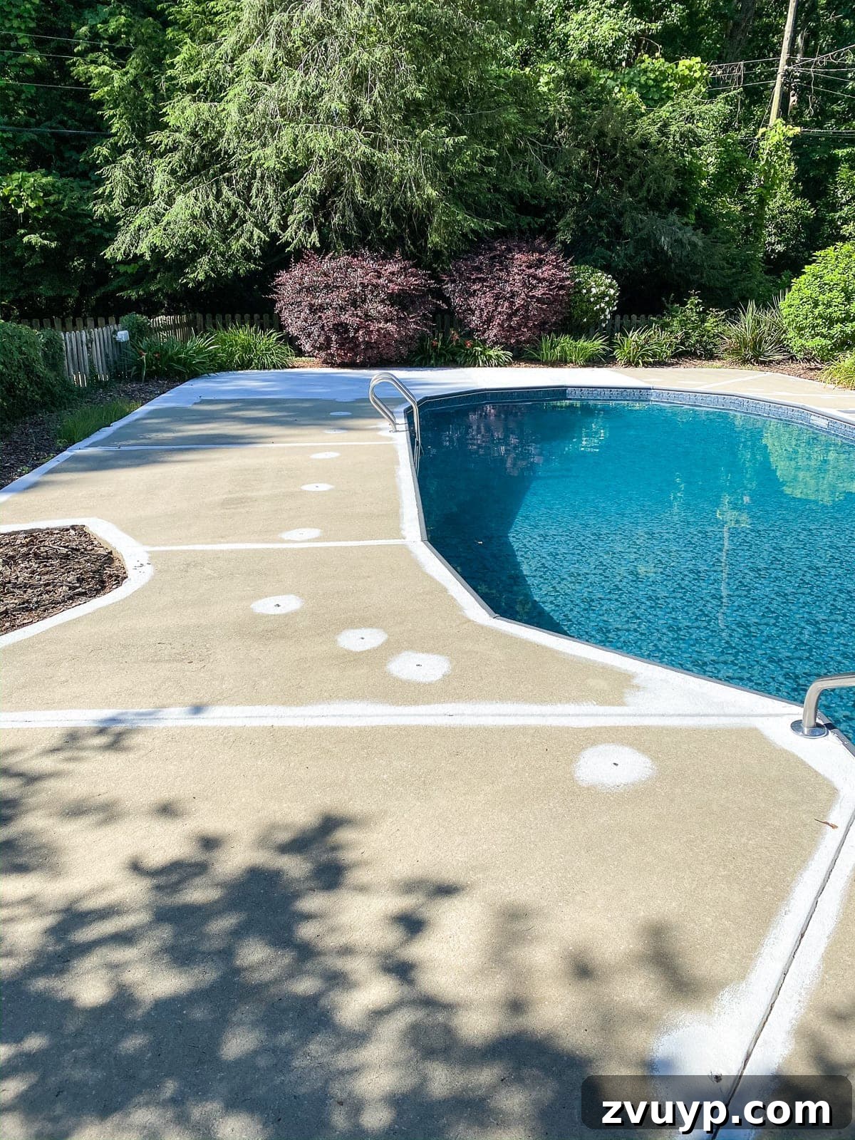 Eski Havuz ve Terasınız Yenilensin: Kendin Yap Dayanıklı Beton Boyası 7 badly painted concrete pool deck