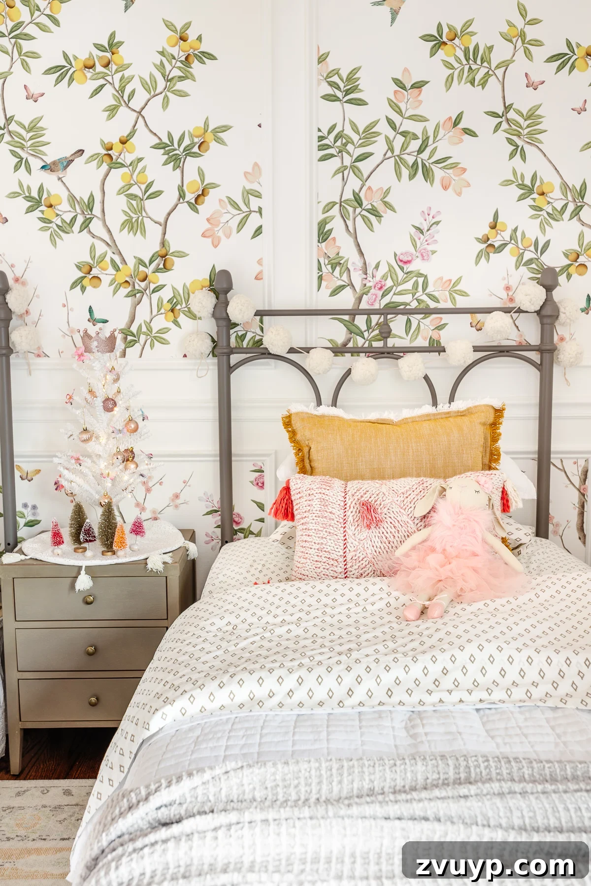Simple Festive Touches for a Winter Cozy Bedroom 18 Christmas bedroom tree