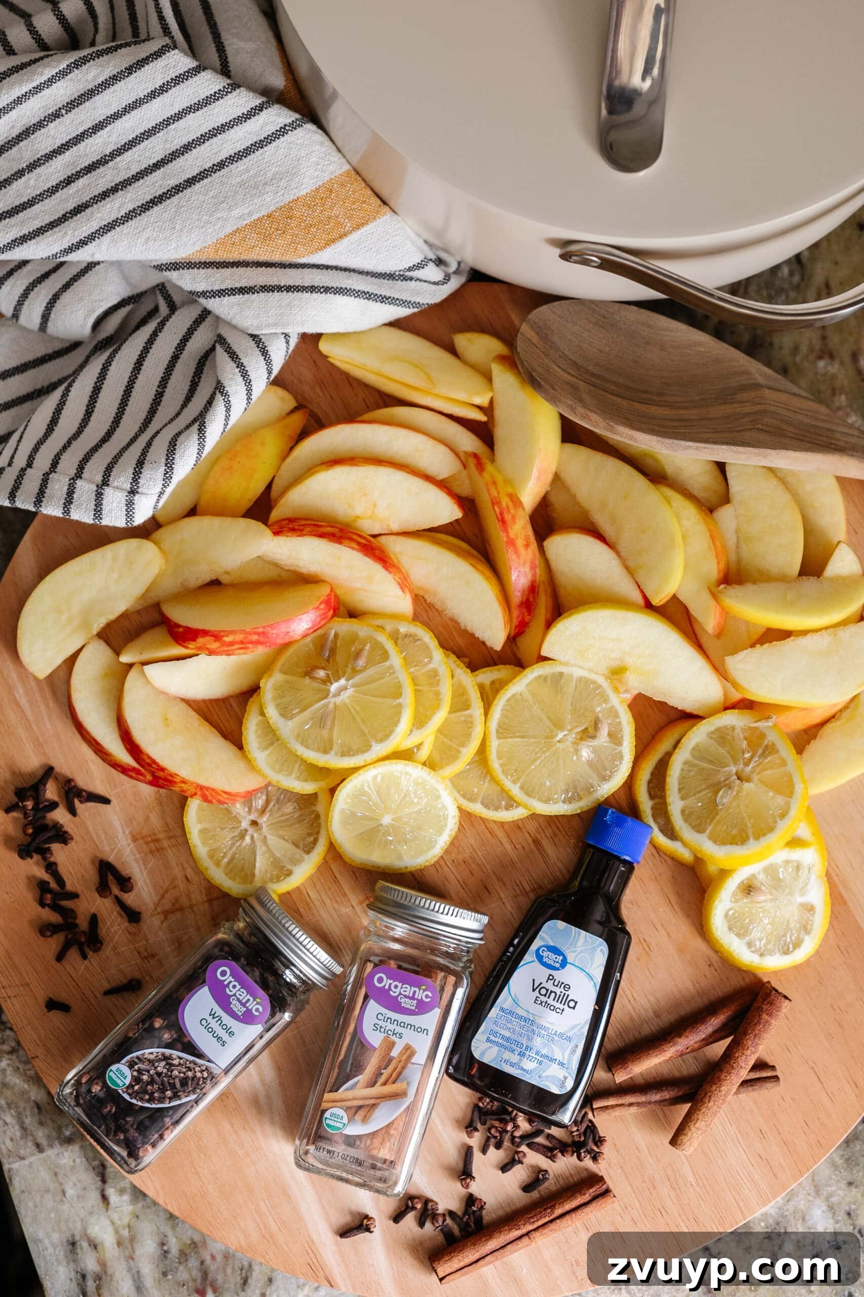 16 Natural Secrets for an Exquisitely Scented Home 5 apples, lemons, cloves, cinnamon sticks, and vanilla extract for DIY stovetop potpourri