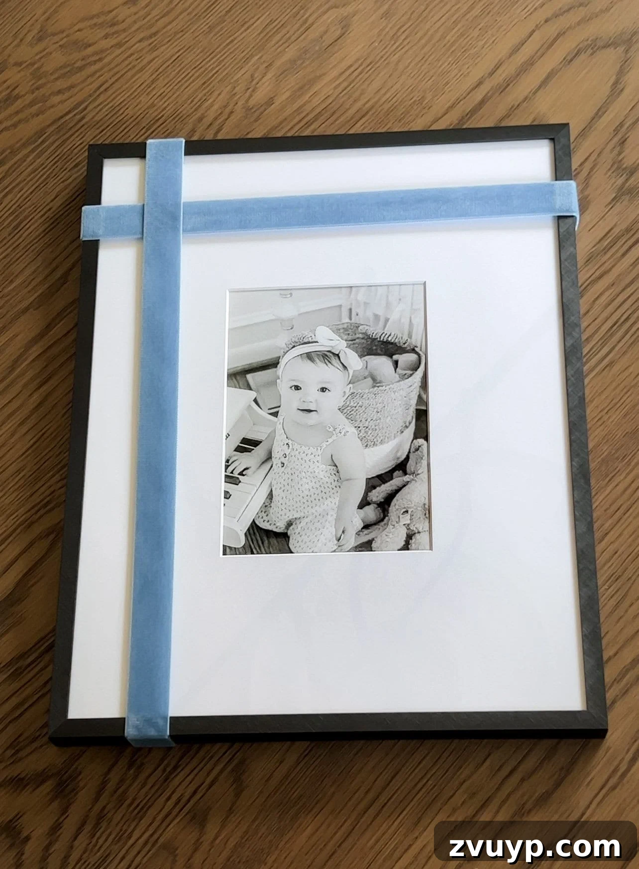 Easy 5-Minute Christmas Bow Craft 6 Instructions on how to effectively add ribbon to picture frames to craft elegant Christmas wall art.