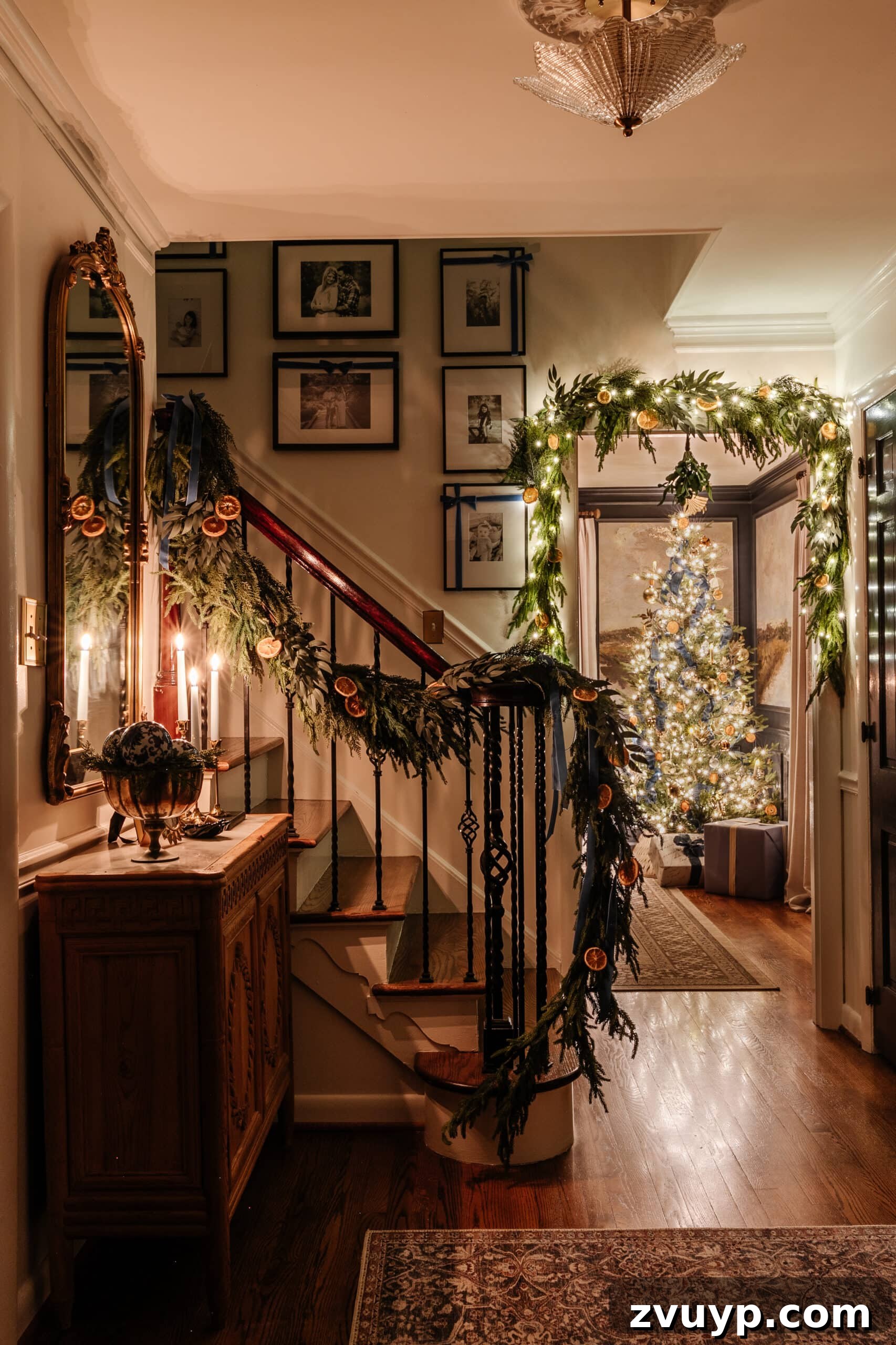 Karanlıkta Parıldayanlar: Noel Ağacı Işıkları Fotoğrafçılığı ve Mum Işığı Gezintisi 2 A beautifully decorated living room at night, with a Christmas tree sparkling with warm lights, a cozy fireplace, and soft candlelight creating a magical holiday atmosphere.