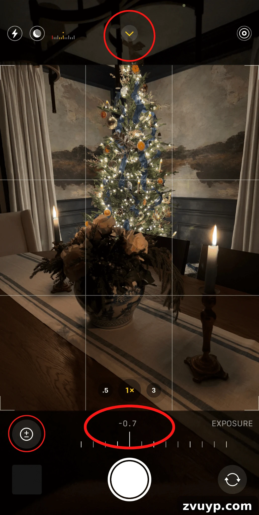 Karanlıkta Parıldayanlar: Noel Ağacı Işıkları Fotoğrafçılığı ve Mum Işığı Gezintisi 12 An iPhone screen showing the Camera app with AE/AF LOCK enabled, demonstrating how to lock exposure and focus for consistent photo settings.
