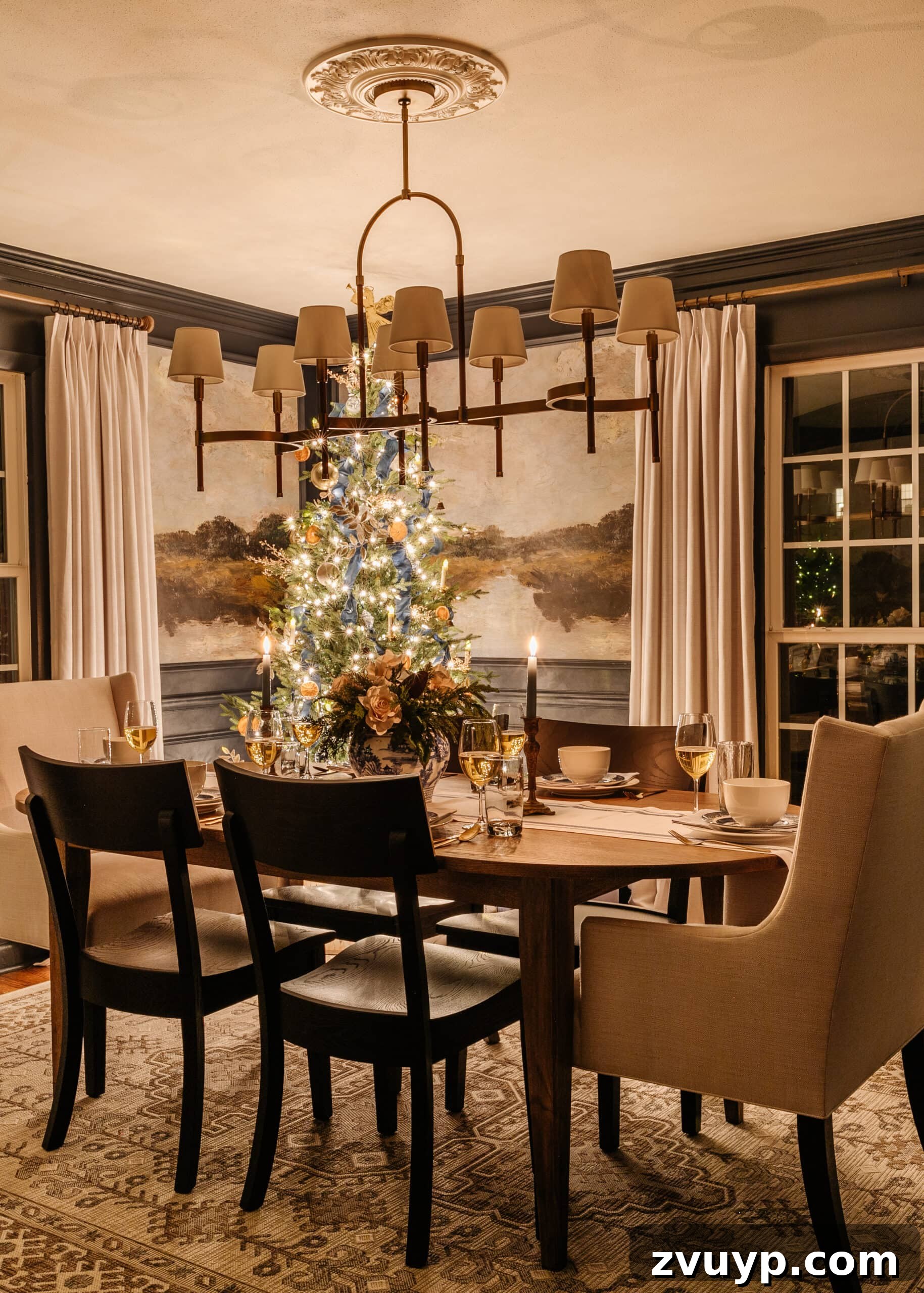 Karanlıkta Parıldayanlar: Noel Ağacı Işıkları Fotoğrafçılığı ve Mum Işığı Gezintisi 15 A cozy indoor Christmas scene featuring a table with decorations, a candle, and blurred lights in the background, creating a warm and inviting atmosphere.