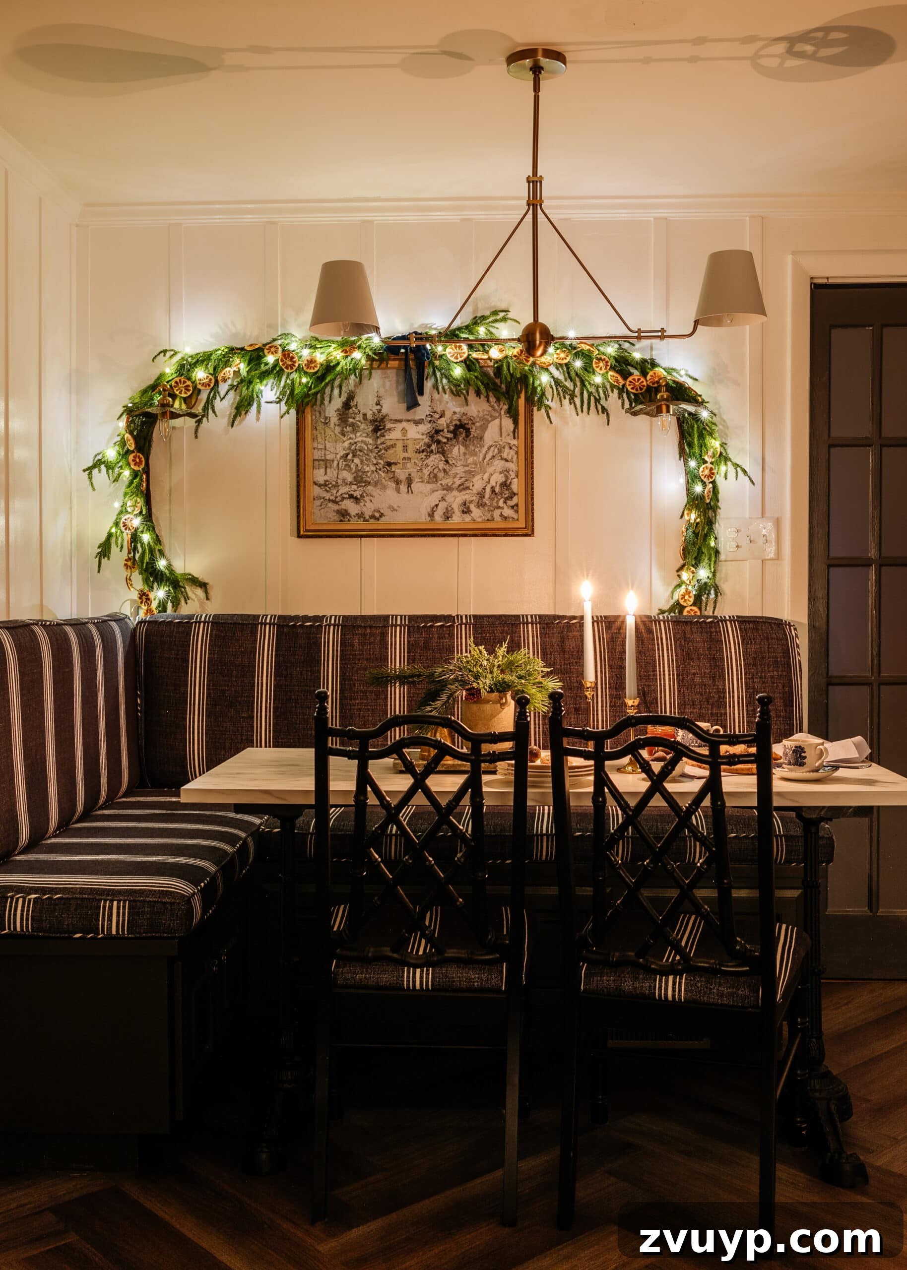 Karanlıkta Parıldayanlar: Noel Ağacı Işıkları Fotoğrafçılığı ve Mum Işığı Gezintisi 17 A festive breakfast nook with a Christmas tree, candles on the table, and a garland, all illuminated by warm lights, showcasing sharp focus throughout the room.