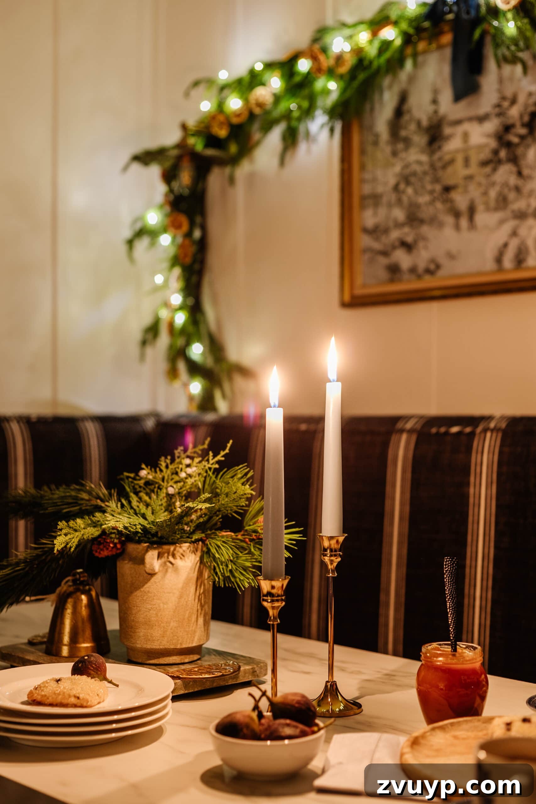 Karanlıkta Parıldayanlar: Noel Ağacı Işıkları Fotoğrafçılığı ve Mum Işığı Gezintisi 19 A close-up shot of elegant candlesticks on a breakfast nook table, with the background softly blurred, creating a beautiful bokeh effect with holiday lights.