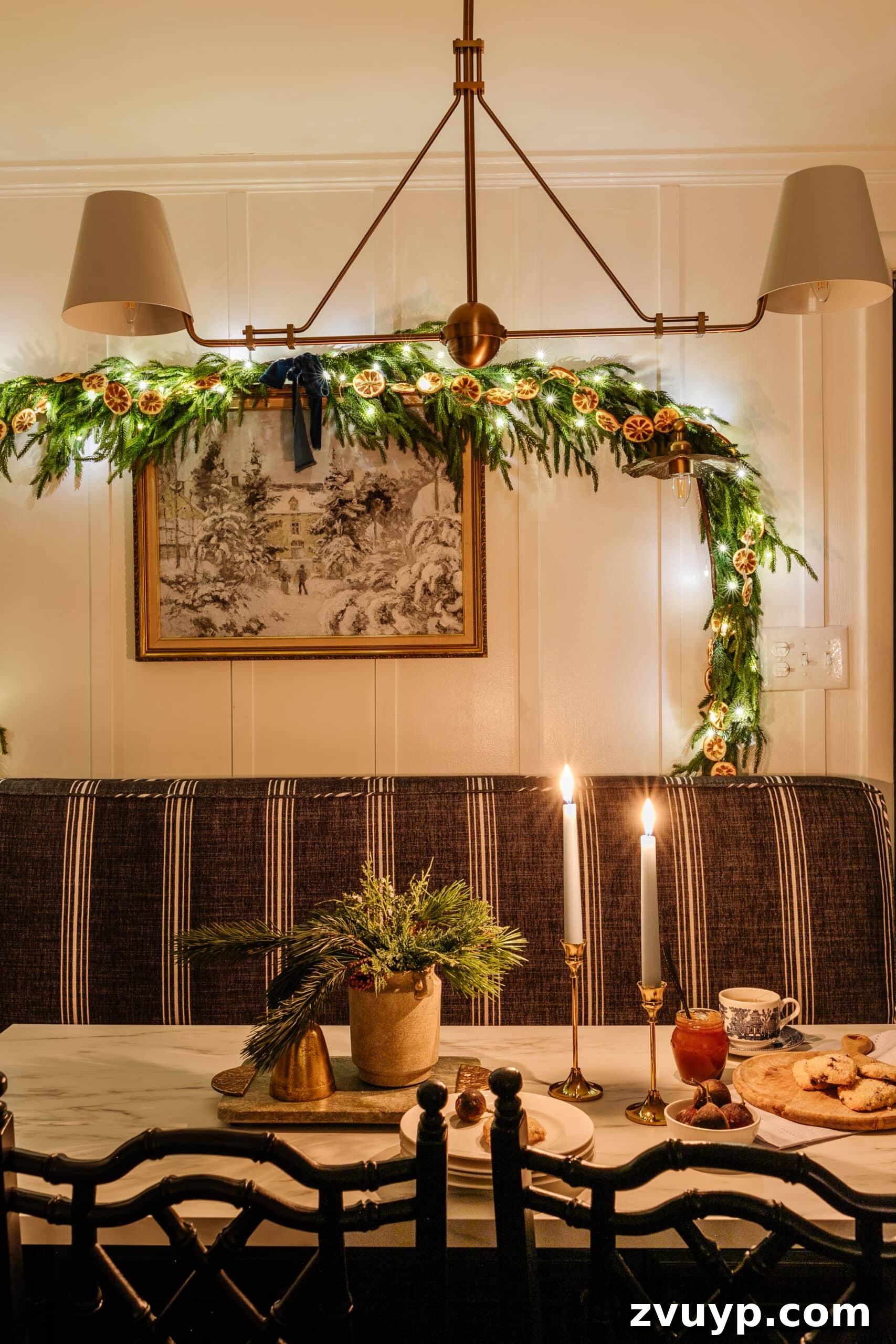 Karanlıkta Parıldayanlar: Noel Ağacı Işıkları Fotoğrafçılığı ve Mum Işığı Gezintisi 21 A beautifully decorated Christmas tree at night with soft, warm lights and cozy ornaments, creating a festive ambiance in a home.