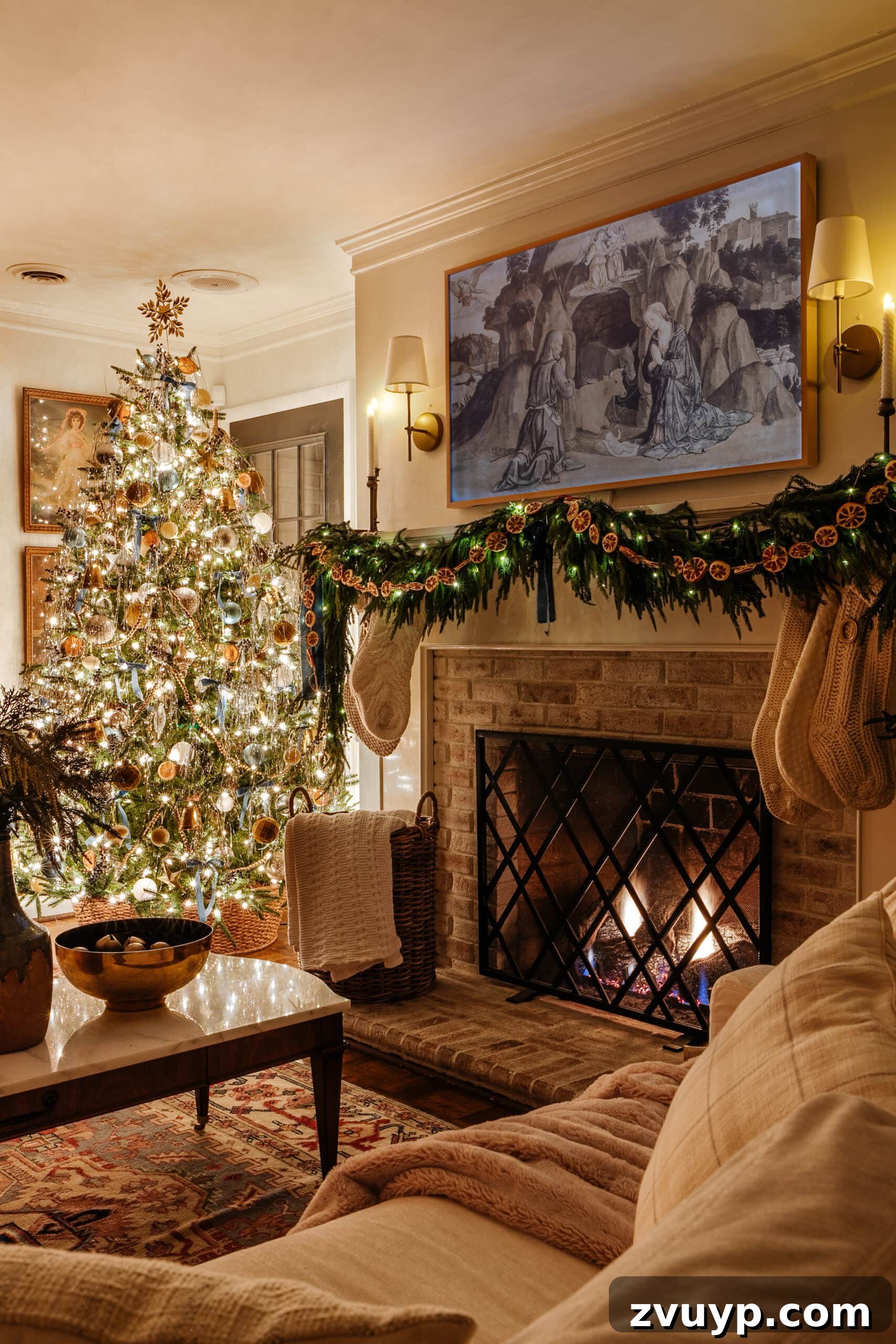 Karanlıkta Parıldayanlar: Noel Ağacı Işıkları Fotoğrafçılığı ve Mum Işığı Gezintisi 27 A cozy indoor scene with a Christmas tree sparkling with lights, a comfortable sofa, and soft ambient lighting, creating a warm holiday atmosphere.