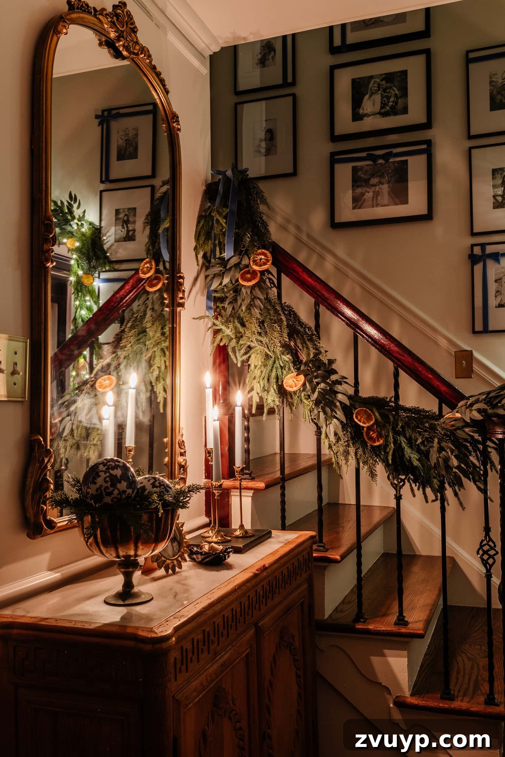 Karanlıkta Parıldayanlar: Noel Ağacı Işıkları Fotoğrafçılığı ve Mum Işığı Gezintisi 4 A festive Christmas tree glowing with warm lights at night, creating a cozy and inviting atmosphere in a home.