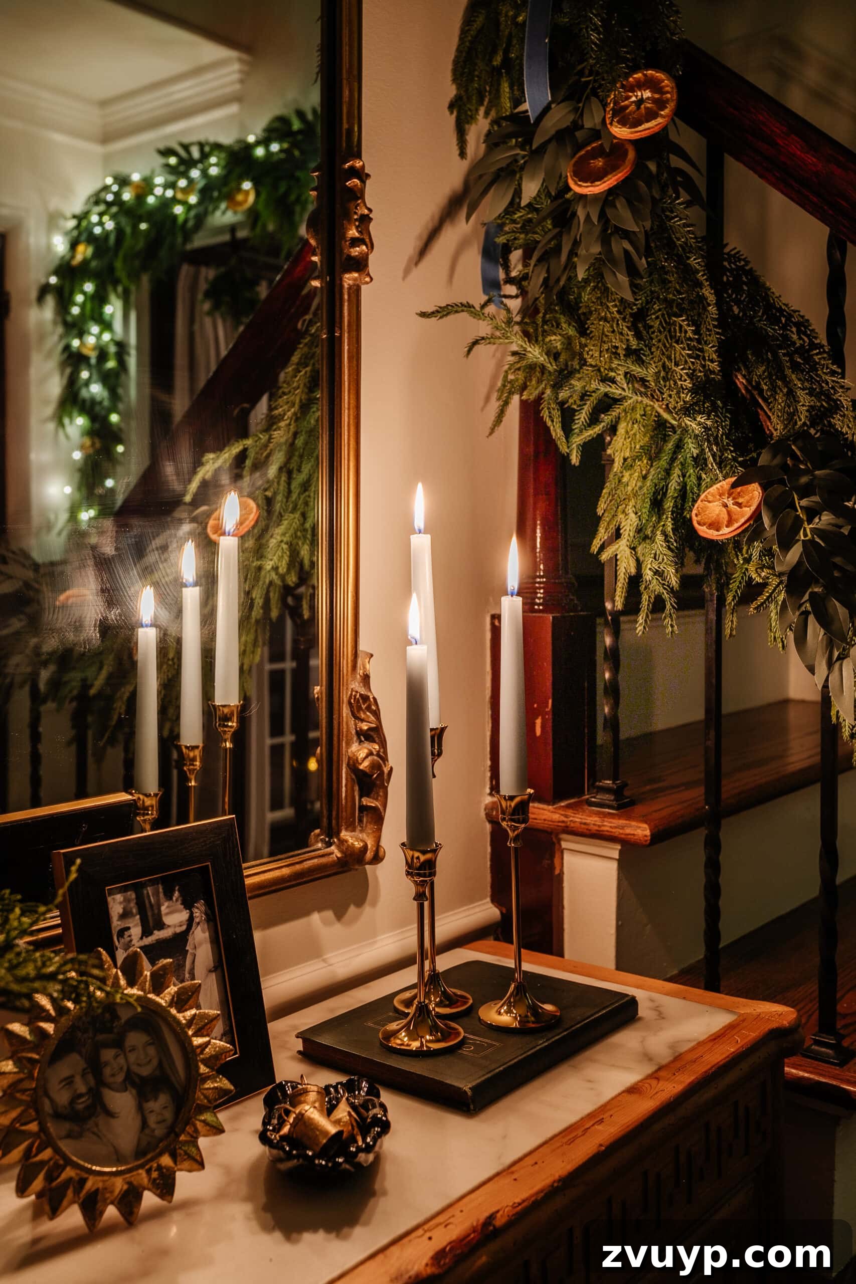 Karanlıkta Parıldayanlar: Noel Ağacı Işıkları Fotoğrafçılığı ve Mum Işığı Gezintisi 5 A decorated Christmas tree with various ornaments and warm lights illuminating a cozy living room at night.