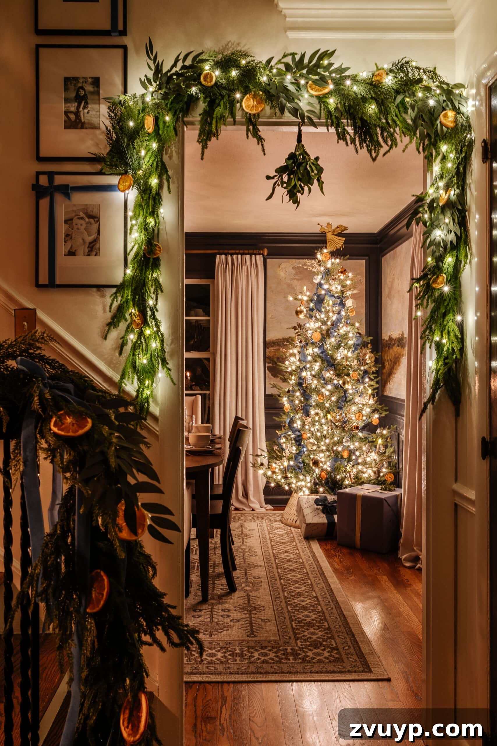 Karanlıkta Parıldayanlar: Noel Ağacı Işıkları Fotoğrafçılığı ve Mum Işığı Gezintisi 8 A cozy living room at night with a brightly lit Christmas tree, a warm fireplace, and a comfortable armchair, creating a festive and inviting atmosphere.
