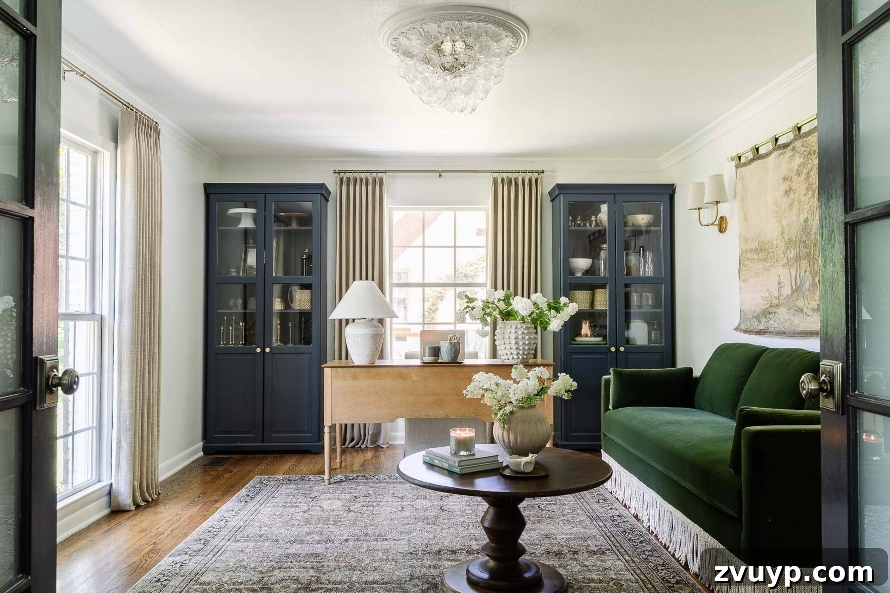Power Up Your Productivity: Smart Home Office Layouts 5 Professional home office setup designed for client meetings, featuring a desk and a welcoming sofa.
