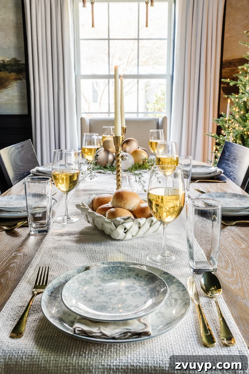 Effortless Holiday Dining Room Styling 11 simple Christmas place setting