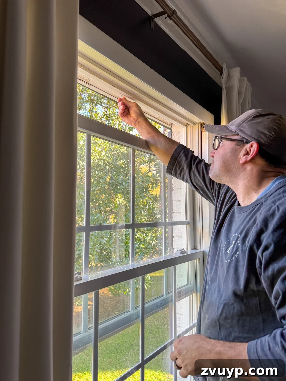 Simple Outdoor Christmas Decorations: No Ladder Necessary 2 Detailed guide on how to hang outdoor Christmas wreaths on windows without a ladder