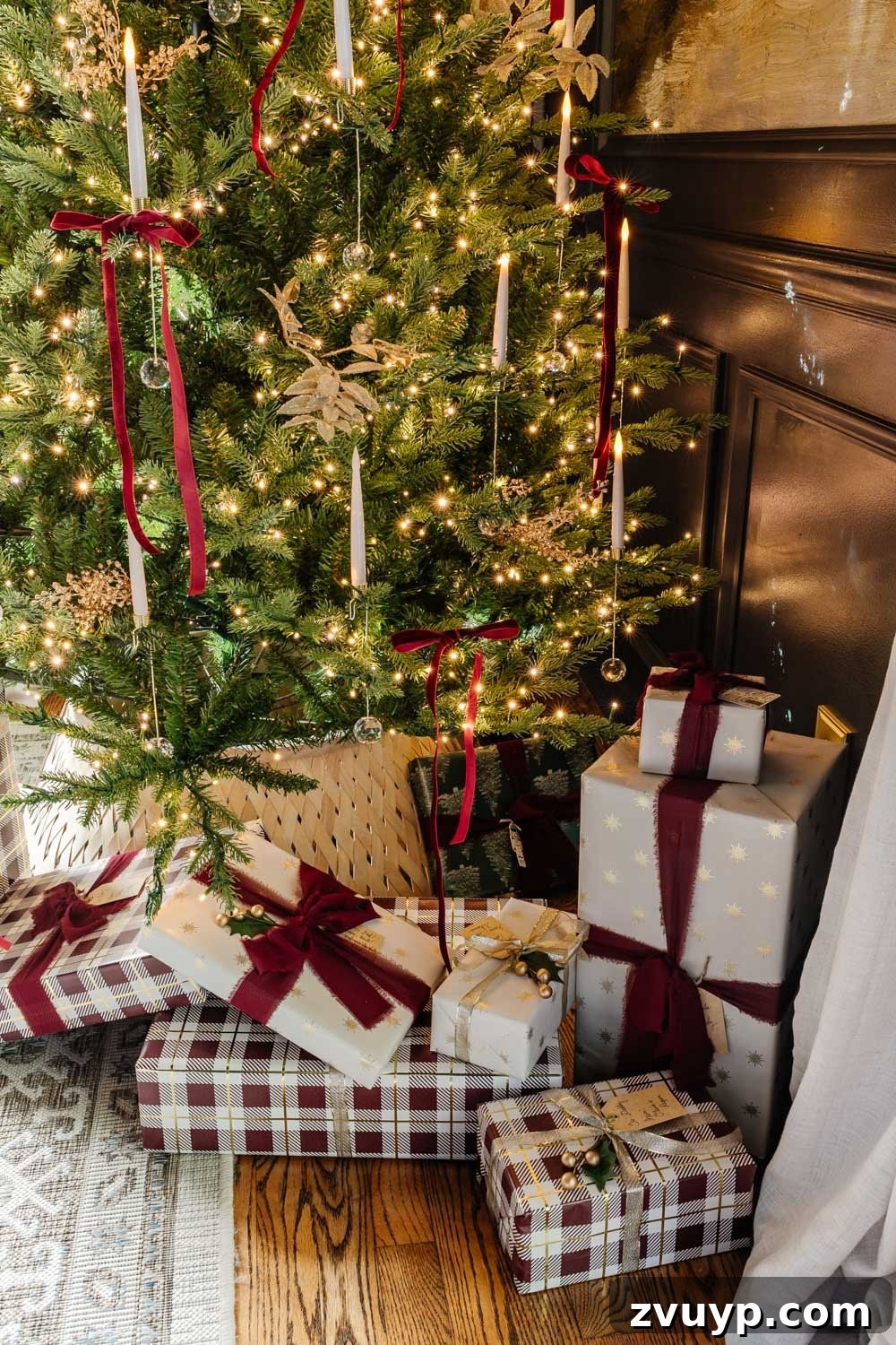 A Modern Colonial Christmas: 2024 Home Inspiration 20 modern traditional colonial christmas home tour dining room with holiday accents