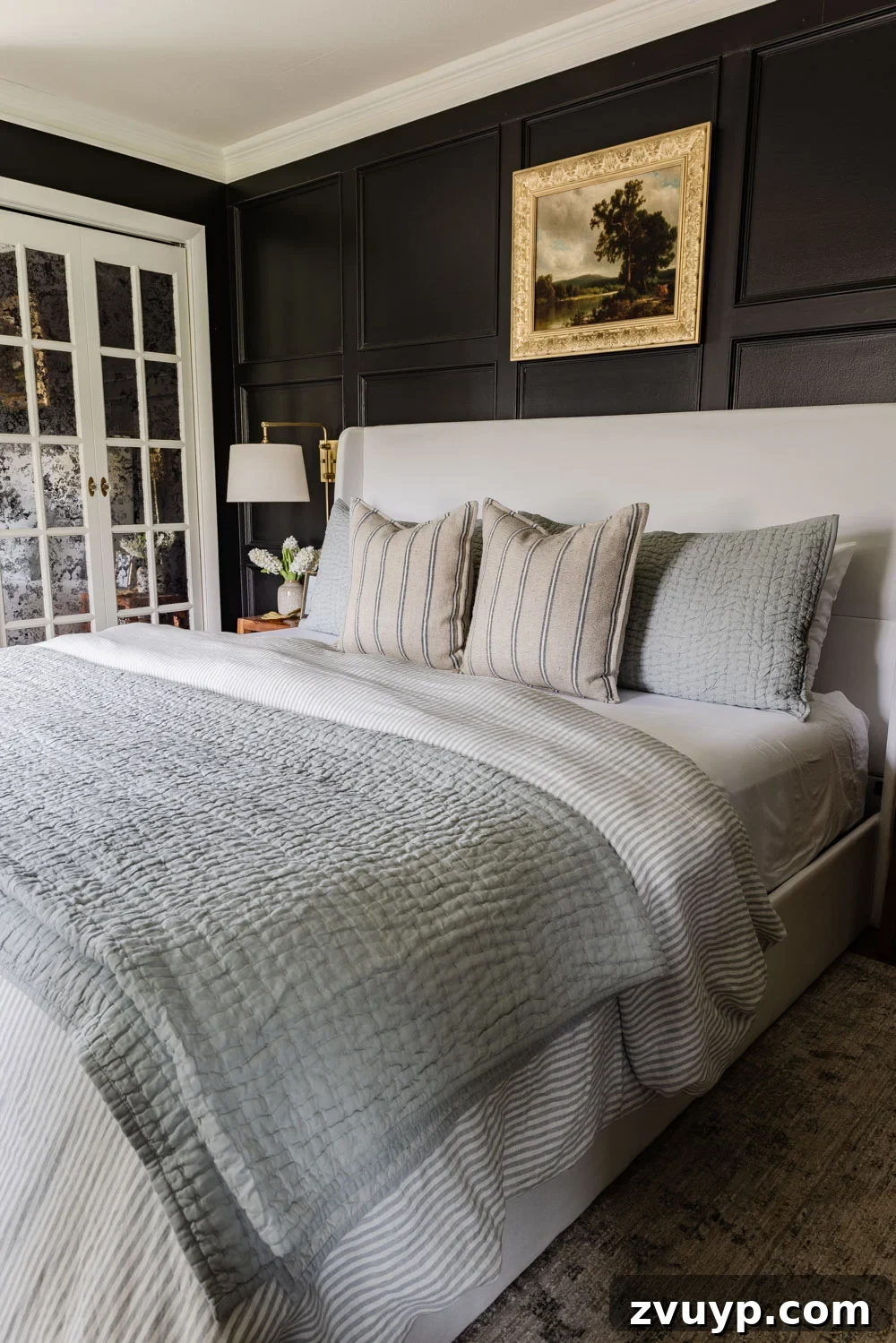 ChatGPT İle Rüya Yatak Odası Tasarımı İşte O Büyülü Prompt 2 black primary bedroom with a white bed and elegant mirrored bifold doors, creating a striking contrast