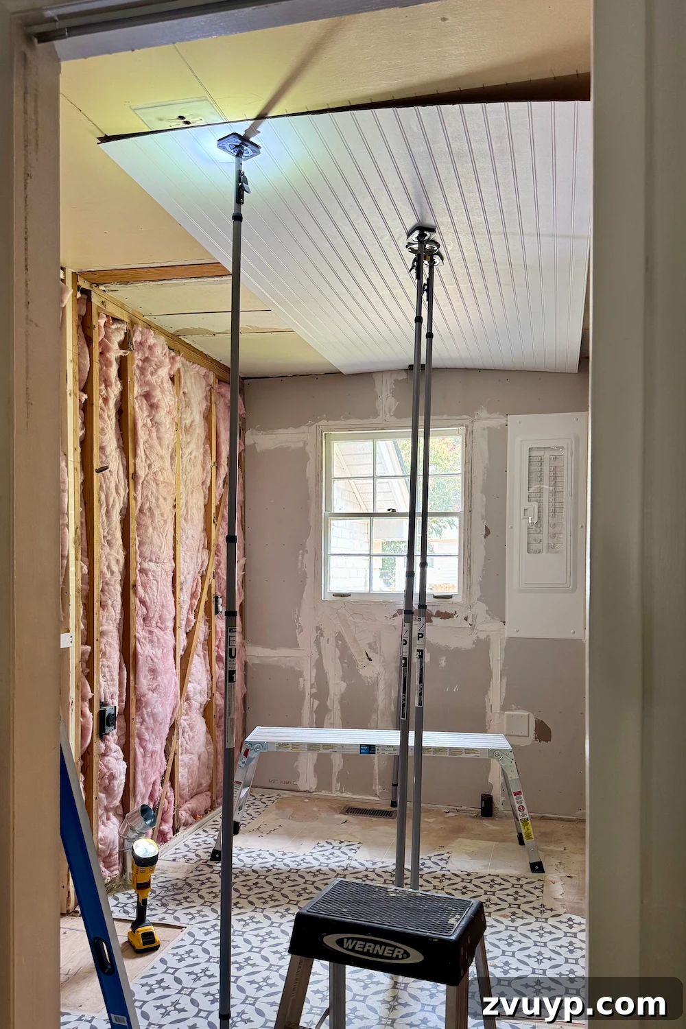 Kendin Yap Lambri Duvar Paneli ve Alçıpan Kullanmama Nedenlerimiz 2 diy beadboard wall installation in a laundry room