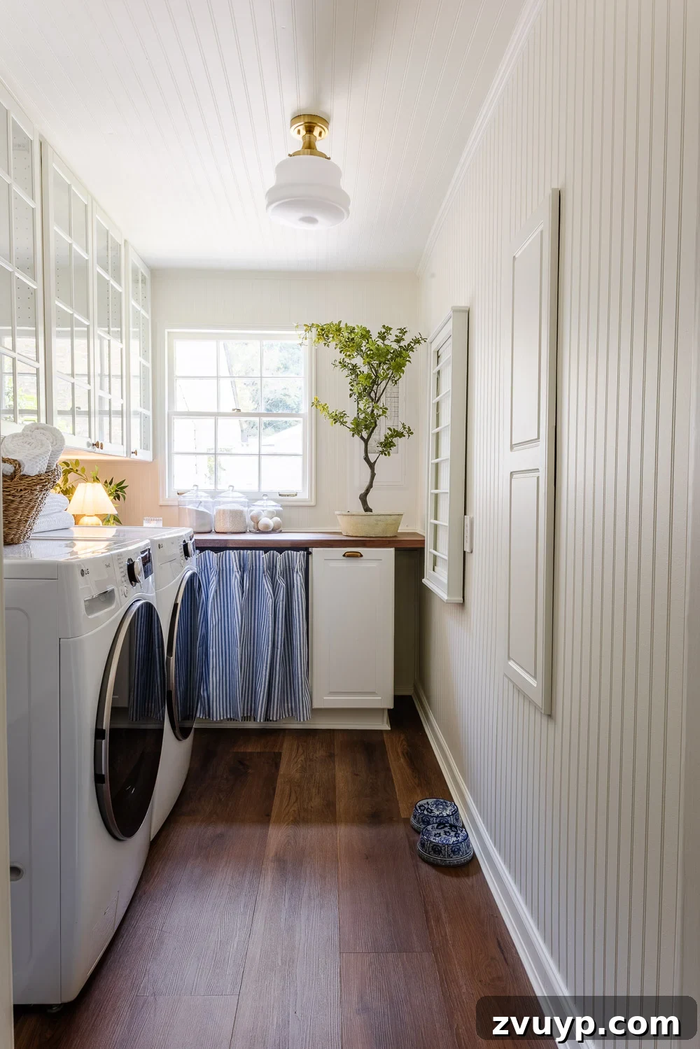 Kendin Yap Lambri Duvar Paneli ve Alçıpan Kullanmama Nedenlerimiz 3 narrow laundry room layout with IKEA cabinets with vintage Nancy Meyers style beadboard walls