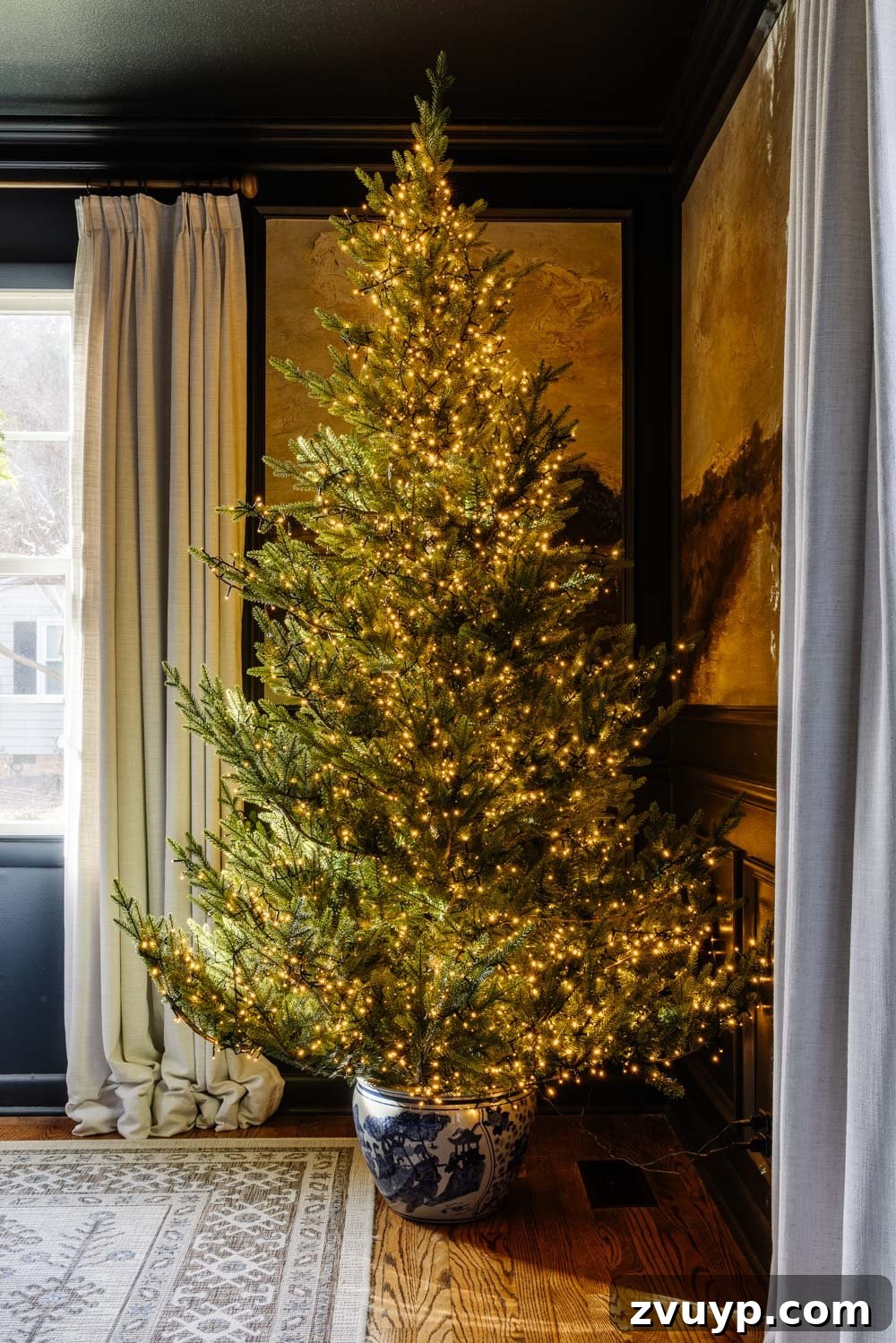 Yılbaşı Ağacına Saksıdan Özgün Ayaklık Yapımı 12 A beautifully decorated Christmas tree with natural elements in a planter, showcasing the custom DIY stand.