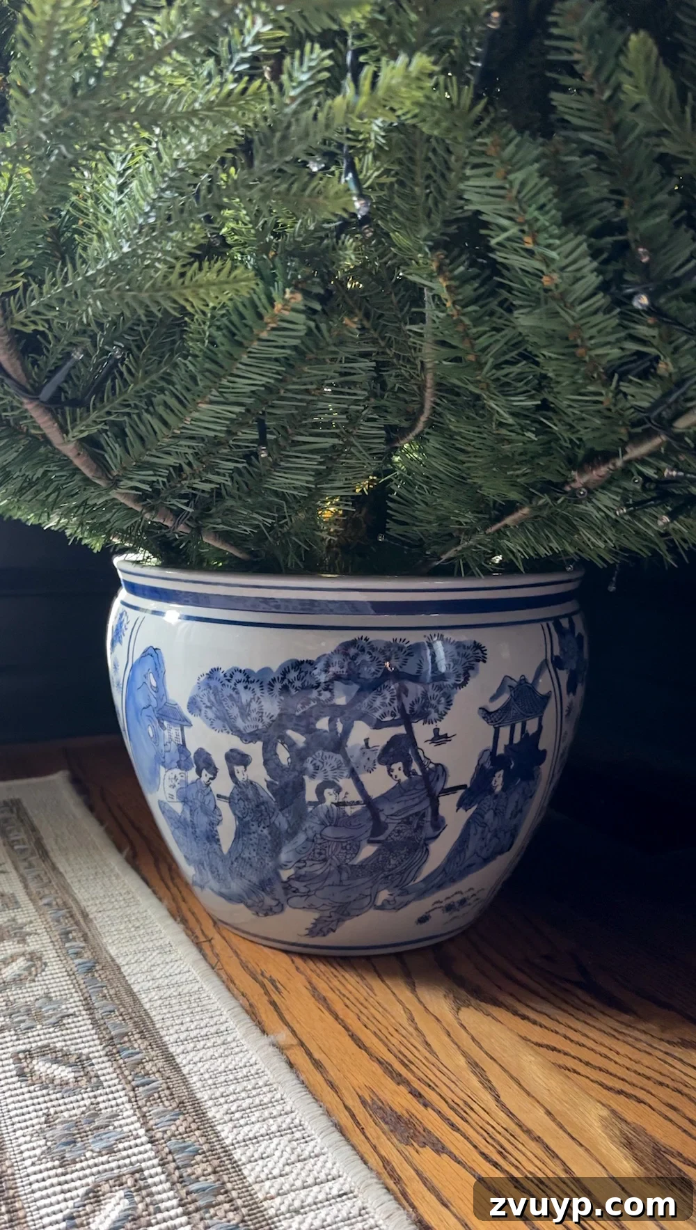 Yılbaşı Ağacına Saksıdan Özgün Ayaklık Yapımı 4 Various decorative containers suitable for a DIY Christmas tree stand, including ceramic pots and woven baskets.