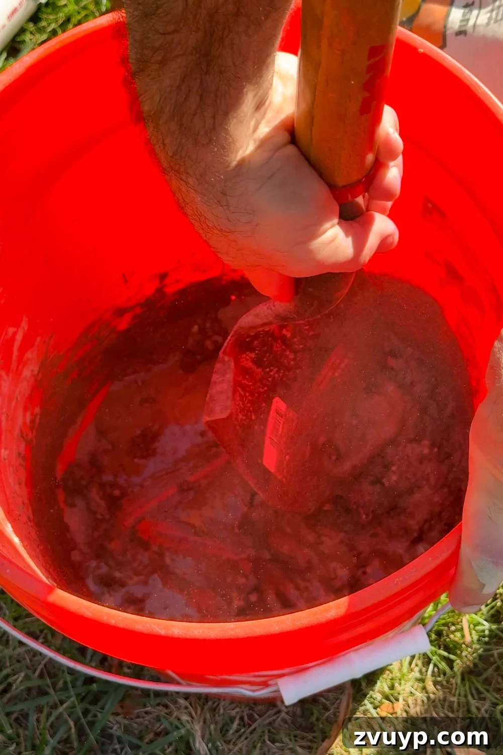 Yılbaşı Ağacına Saksıdan Özgün Ayaklık Yapımı 6 Mixing quick-set concrete in a bucket for the DIY Christmas tree stand, with safety precautions in mind.